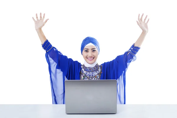 Muslim feminino feliz e computador portátil - isolado — Fotografia de Stock