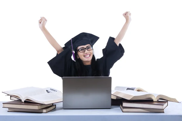 Feliz pós-graduação levantou braços em branco — Fotografia de Stock