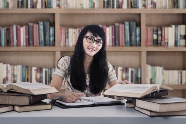güzel kız öğrencinin öğrenim Kütüphanesi'nde