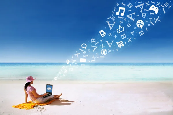 Asiatico donna utilizzando laptop a spiaggia — Foto Stock