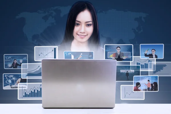 Busqueda de mujer de negocios informe en línea utilizando el ordenador portátil — Foto de Stock
