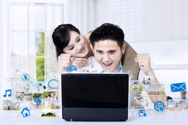Asian couple winning photo competition at home — Stock Photo, Image