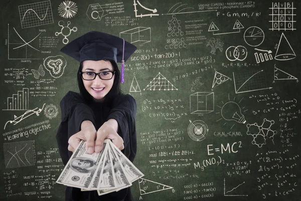 Asiatiska kvinnliga examen ger pengar i klass — Stockfoto