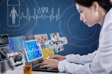 Dijital resimler ile laptop yazarak meşgul doktor