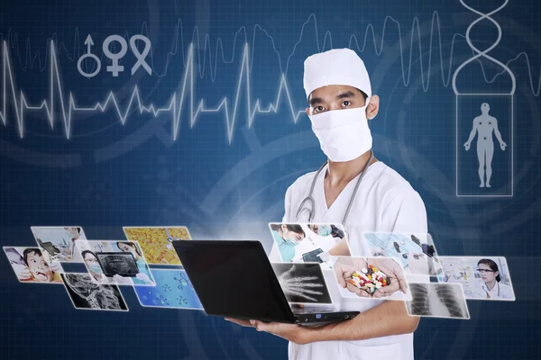 Doctor looking at digital picture on laptop — Stock Photo, Image