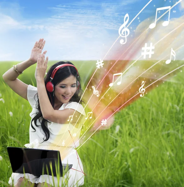 Excited female download music from laptop - outdoor — Stock Photo, Image