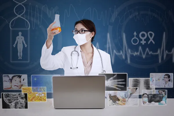 Bella scienziata donna analizzare la formula sul digitale blu — Foto Stock