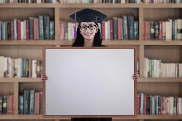 Femme diplômée avec tableau blanc — Photo