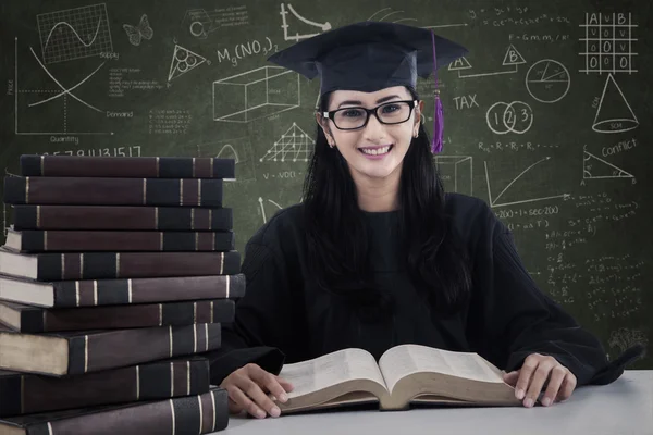 Bacharel inteligente na classe — Fotografia de Stock