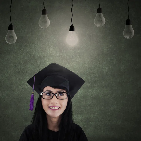 Intelligens, diplomás nézett izzó világít — Stock Fotó