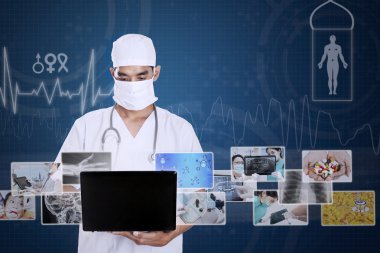 dijital fotoğraf ile dizüstü bilgisayar üzerinde çalışan erkek doktor