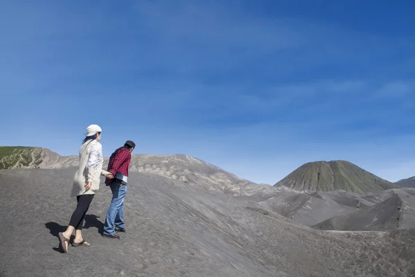 Viaje en pareja para montar Bromo al aire libre —  Fotos de Stock