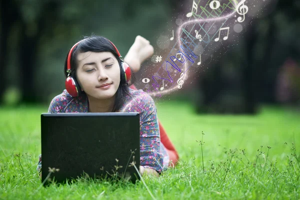 Feminino ouvindo música ao ar livre — Fotografia de Stock