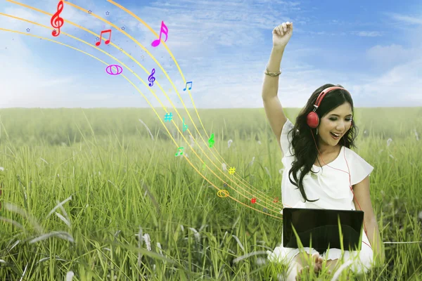 Mulher feliz cantando no campo — Fotografia de Stock