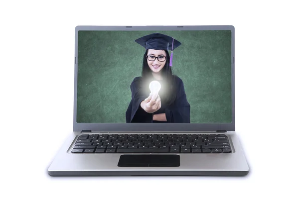 Asiatique diplômé à l'intérieur ordinateur portable offre idée avec lampe — Photo