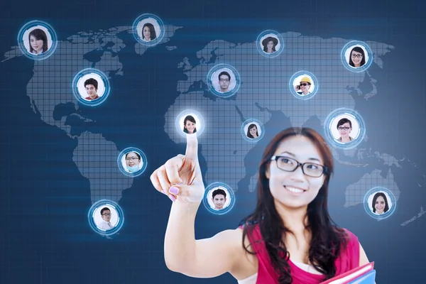 Attraente studentessa connettersi al social network — Foto Stock