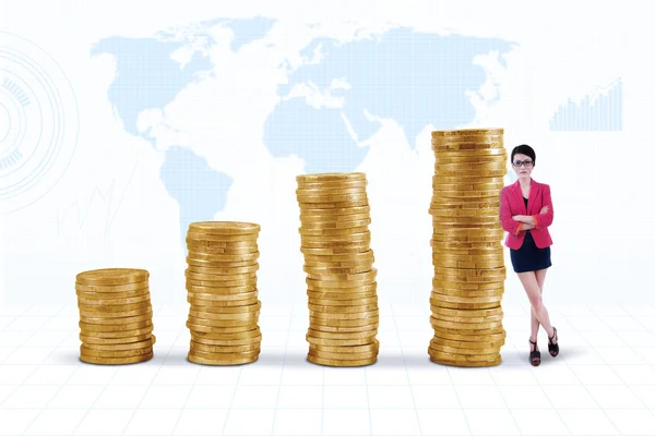 Affärskvinna och guld mynt diagram — Stockfoto