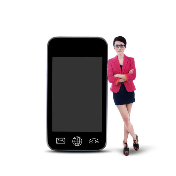 Affärskvinna och smartphone - isolerade — Stockfoto