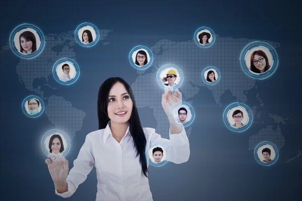 Geschäftsfrau vernetzt sich digital mit Teammitgliedern — Stockfoto