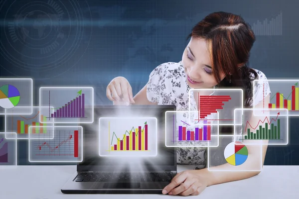 Affärskvinna visar marknadsföring rapporten diagram — Stockfoto