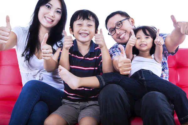 Isolato asiatico famiglia mostrando pollici fino — Foto Stock