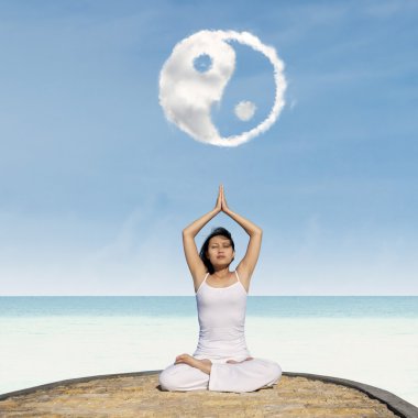 Yoga egzersiz yin yang bulutu altında