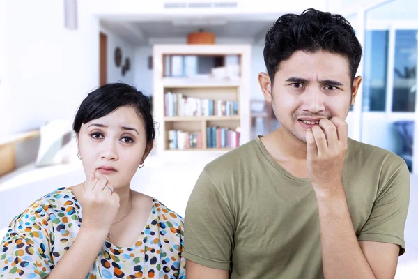 Miedo pareja mordiendo clavos en casa — Foto de Stock