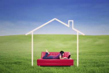 Asyalı kadın kanepe rüya evi açık içinde yatan