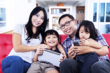 Kırmızı koltuk evde mutlu bir aile
