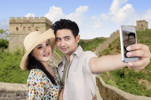 Ασιατικές ζευγάρι τραβήξετε φωτογραφία στο Σινικό τείχος της Κίνας — Φωτογραφία Αρχείου