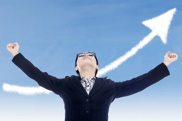 Empresária gesto de sucesso com seta para cima nuvem — Fotografia de Stock