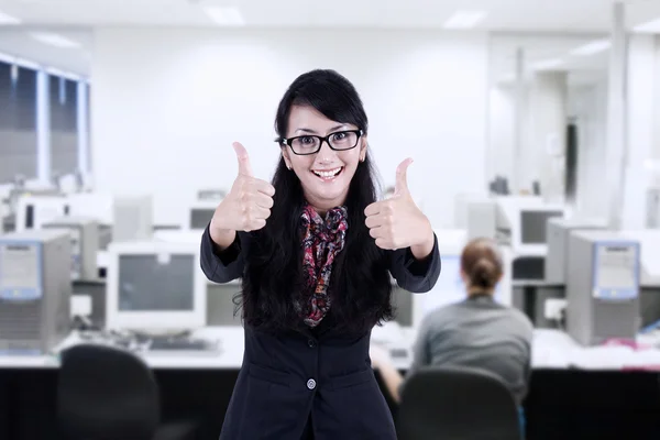 Businesswoman thumbs up at office — Stock Photo, Image