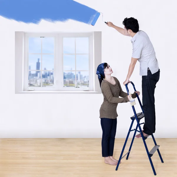 Couple painting new room — Stock Photo, Image