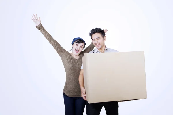 Šťastný pár a prázdný box - izolovaný — Stock fotografie