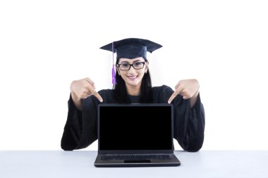 laptop'ın boş ekranda gösteren bir yüksek lisans öğrencisi