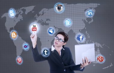 iş kadını holding laptop sosyal ağ üzerinde tıklatın