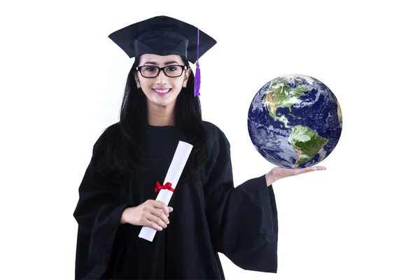 Hermosa mujer graduada sosteniendo tierra - aislado — Foto de Stock