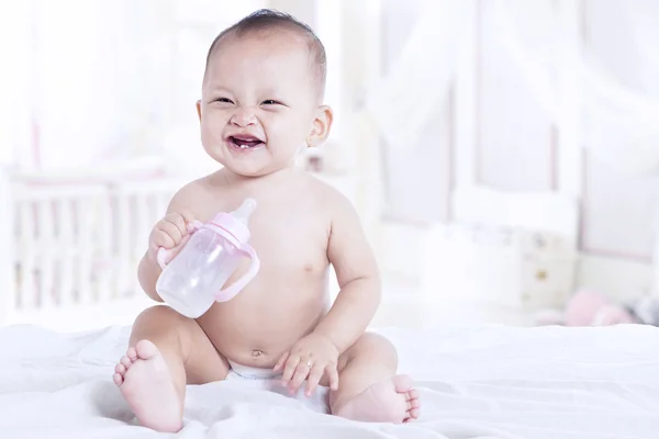 Nahaufnahme Baby mit Flasche zu Hause — Stockfoto