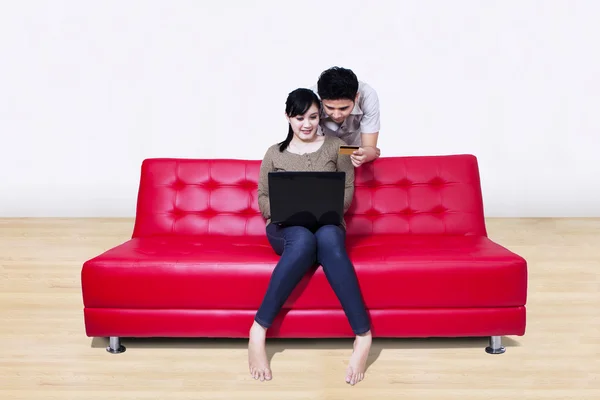 Asian couple pay online using credit card at home — Stock Photo, Image