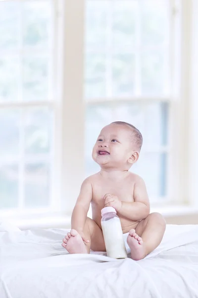 Bebé feliz con biberón en casa - vertical —  Fotos de Stock