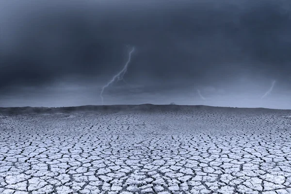 Hintergrund stürmisches Wetter und trockener Boden — Stockfoto
