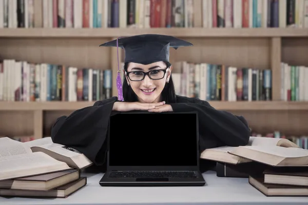 Afgestudeerde student met kopie ruimte op laptop — Stockfoto