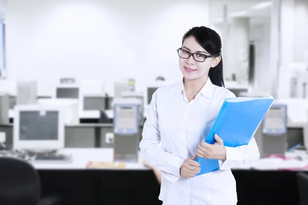 Attraktive Arbeitnehmerinnen im Büro — Stockfoto