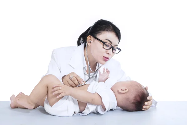 Beautiful female doctor checkup baby - isolated — Stock Photo, Image