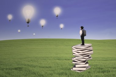 iş çocuk sandalyesinde lightbulbs açık seyir defterleri