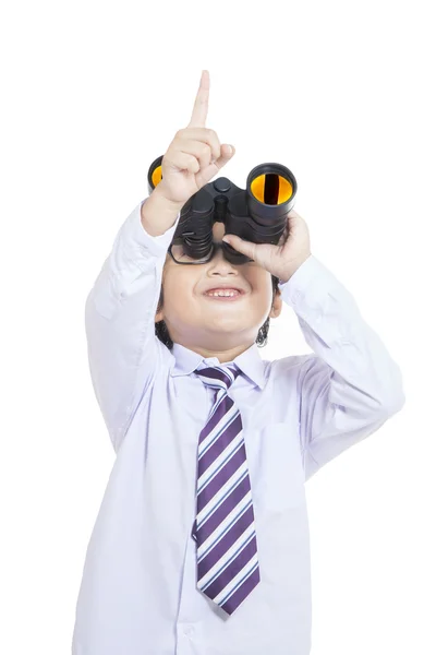 Roztomilý obchodní dítě drží dalekohled - izolovaný — Stock fotografie