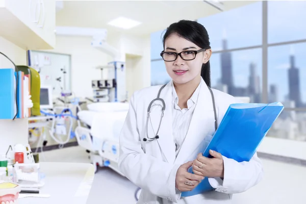 Glad kvinnliga läkare på sjukhuset — Stockfoto