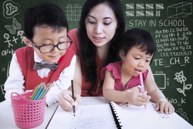 güzel öğretmen sınıfta mektuplar çocuk yardımı