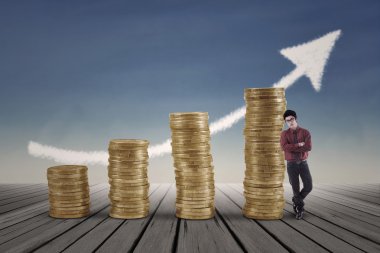 Kendine güvenen işadamı altın grafiği ayakta