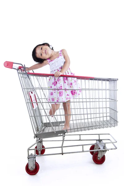 Asiatisches Mädchen im Einkaufswagen - isoliert — Stockfoto